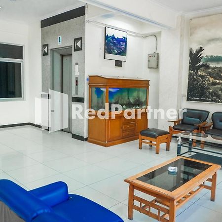 Grand Kembar Hotel Mitra Reddoorz Бандунг Экстерьер фото