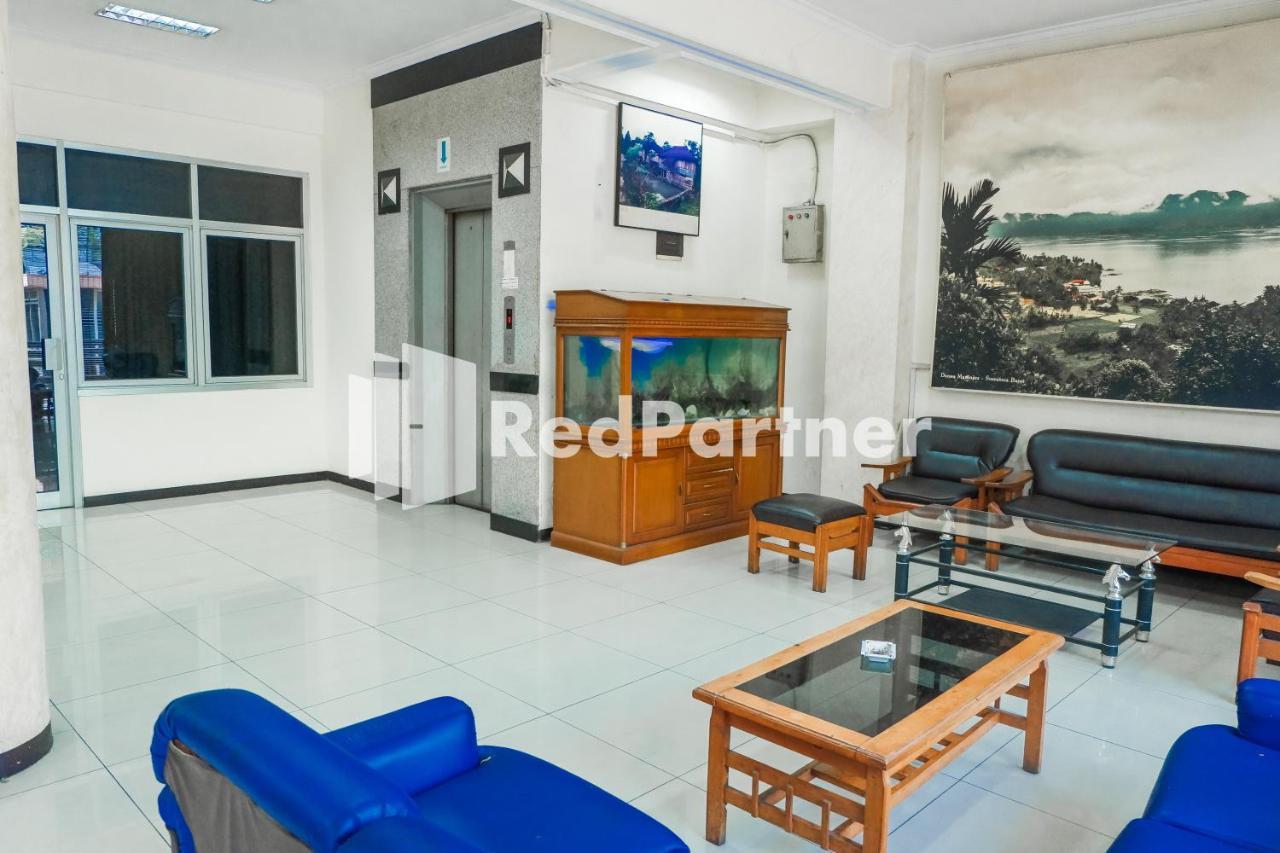 Grand Kembar Hotel Mitra Reddoorz Бандунг Экстерьер фото
