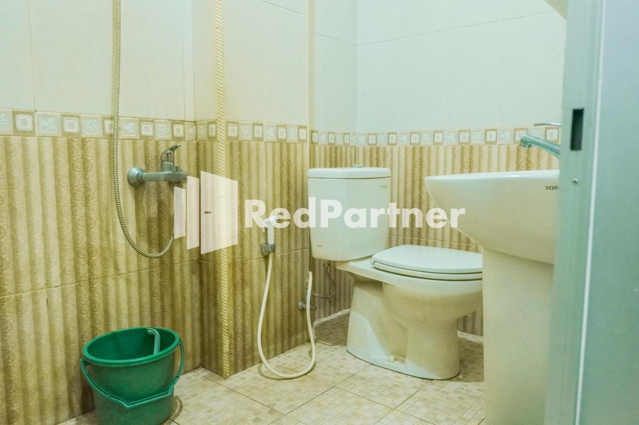 Grand Kembar Hotel Mitra Reddoorz Бандунг Экстерьер фото