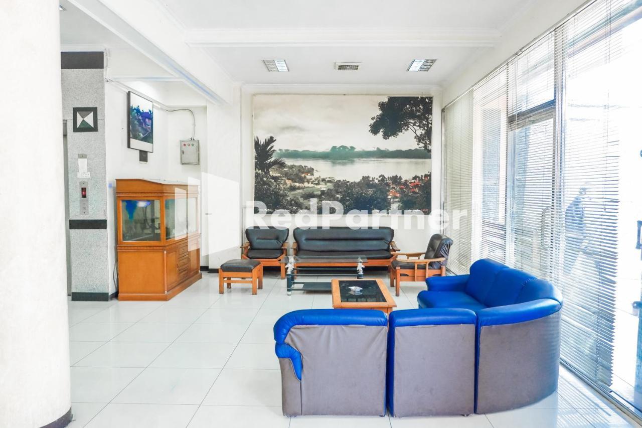 Grand Kembar Hotel Mitra Reddoorz Бандунг Экстерьер фото