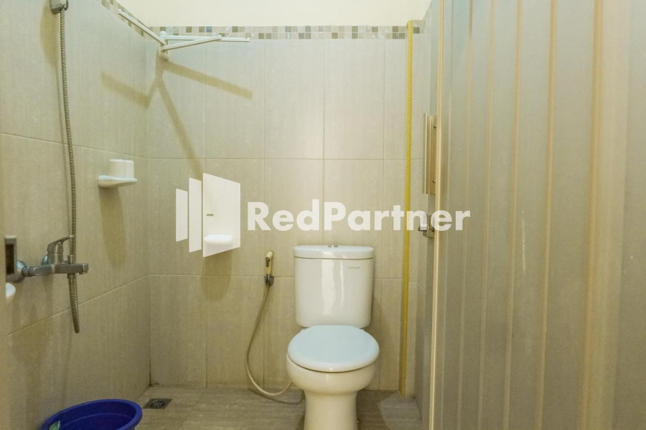Grand Kembar Hotel Mitra Reddoorz Бандунг Экстерьер фото